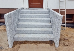 Granit Stelen und Blockstufen Nachher 1