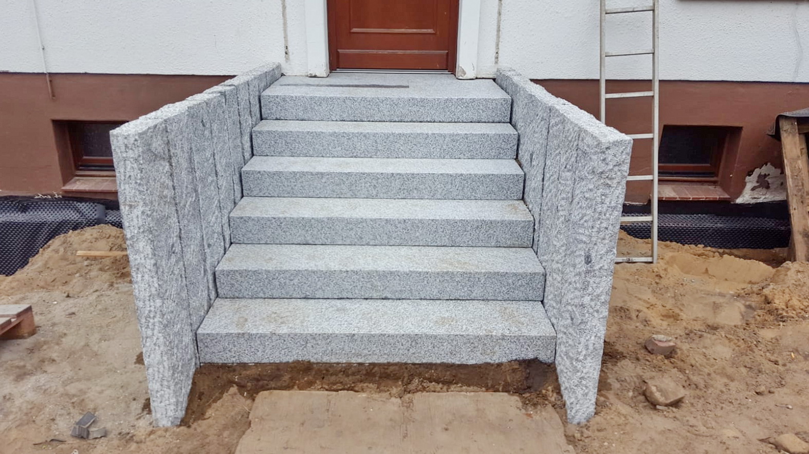 Granit Stelen und Blockstufen Nachher 1